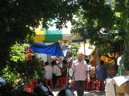 Người nhà lo hậu sự cho nạn nhân Tài